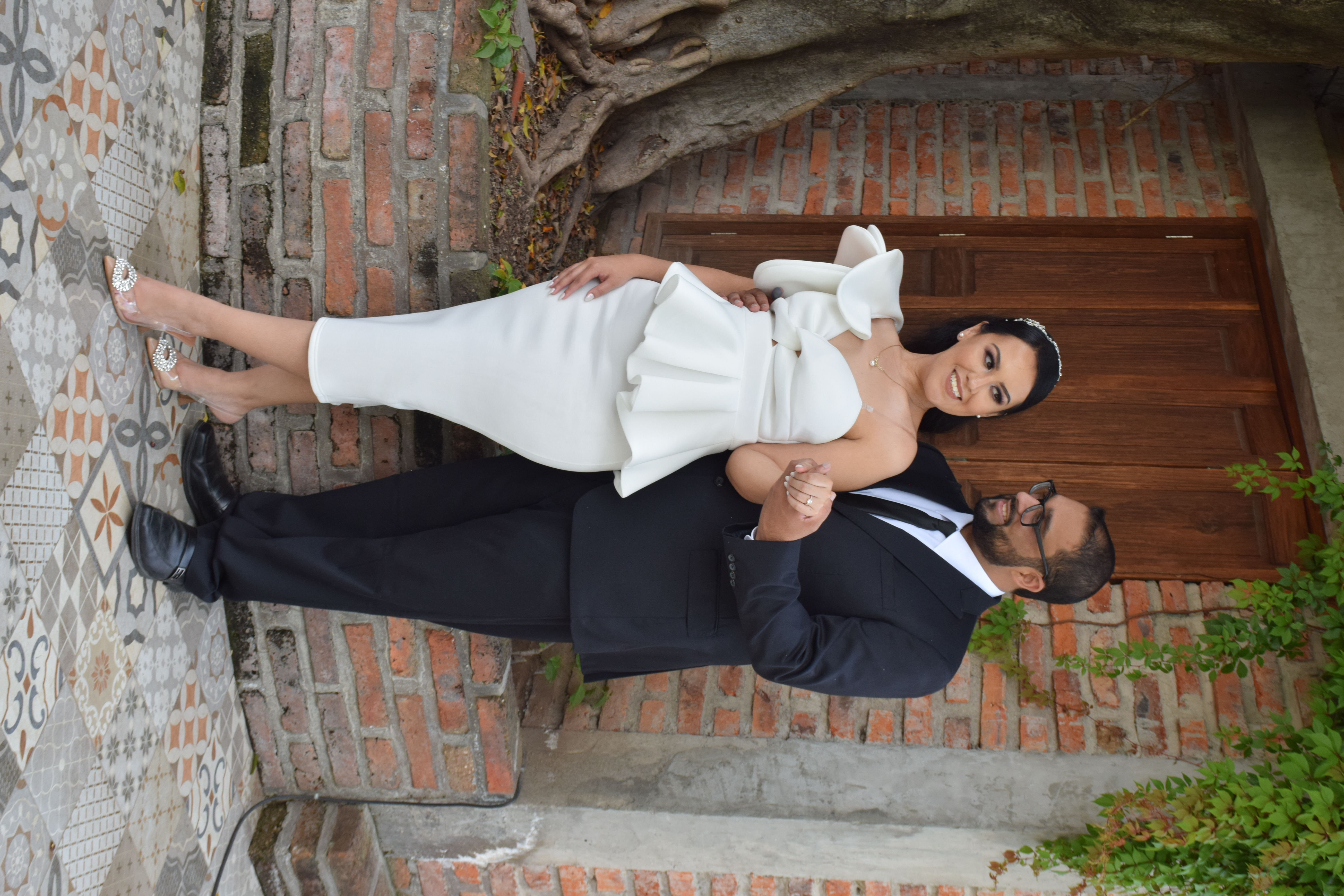 Pareja de recien casados en un patio colonial