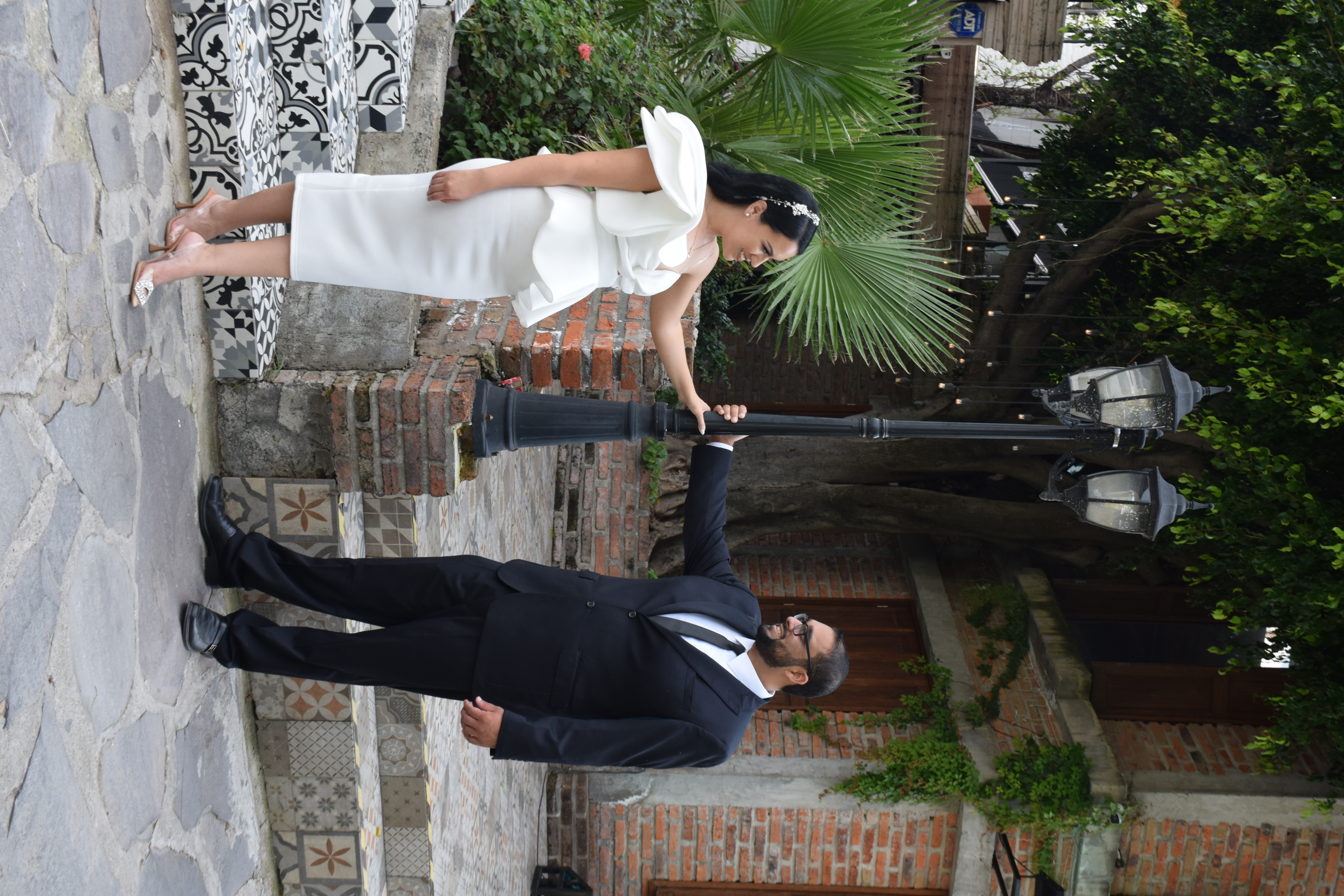 Pareja de recien casados en un patio con mosaicos
